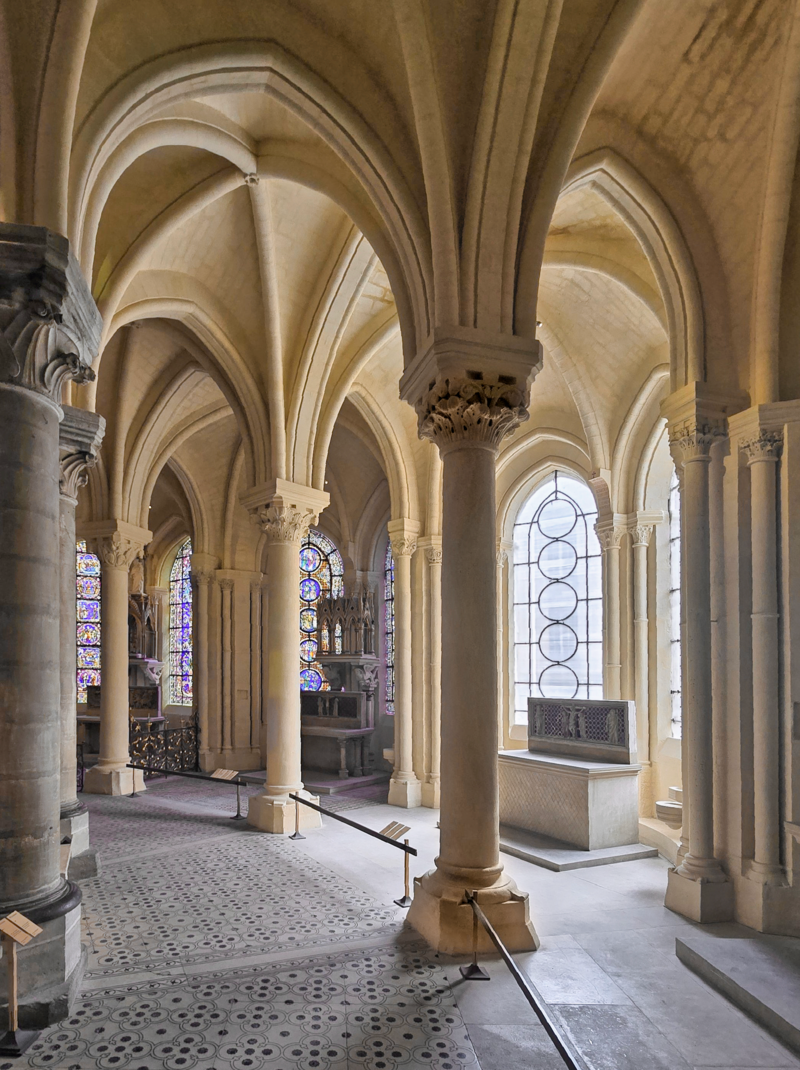 Saint Denis bazilikos interjeras vitražai